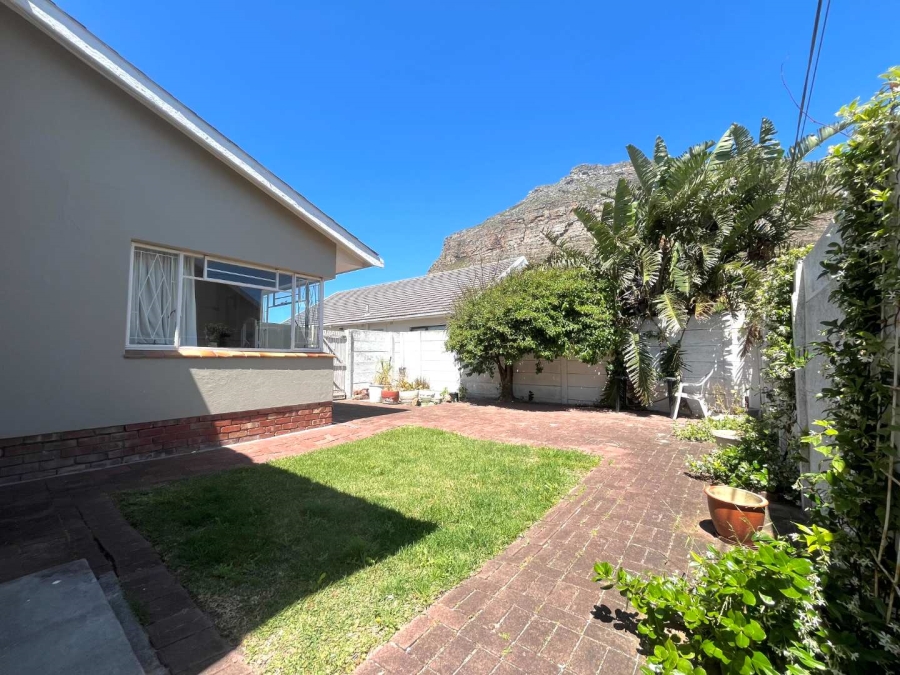 4 Bedroom Property for Sale in Lakeside Western Cape